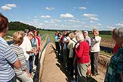 Erlebnisprogramm: Sopargel auf dem Feld kennenlernen (©Foto: Martin Schmitz)